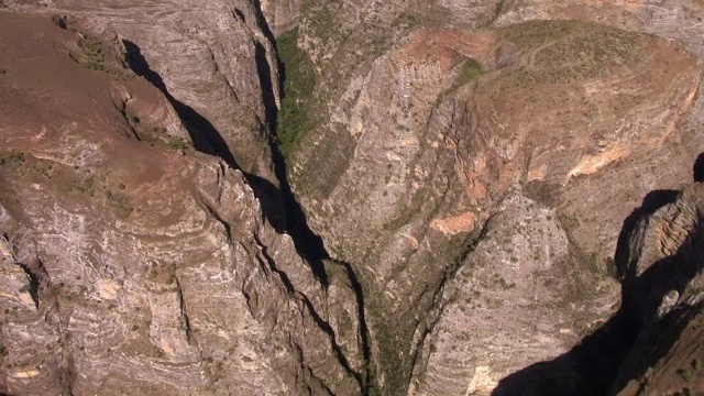 在马达加斯加的深岩石峡谷上空视频素材