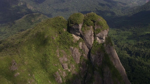 鸟瞰森林覆盖的山峰，马达加斯加视频素材