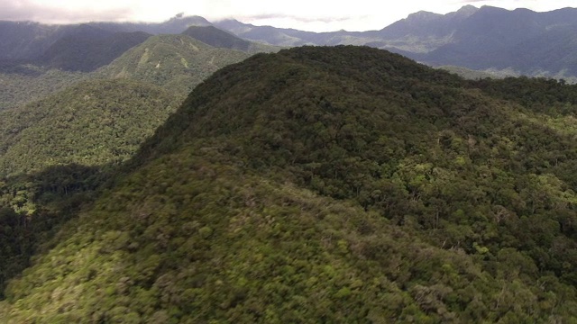 鸟瞰森林覆盖的山峰，马达加斯加视频素材