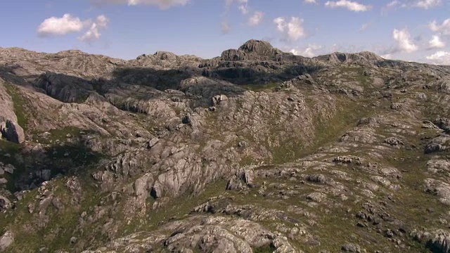 鸟瞰马达加斯加Tsaranoro山的岩石山峰视频素材