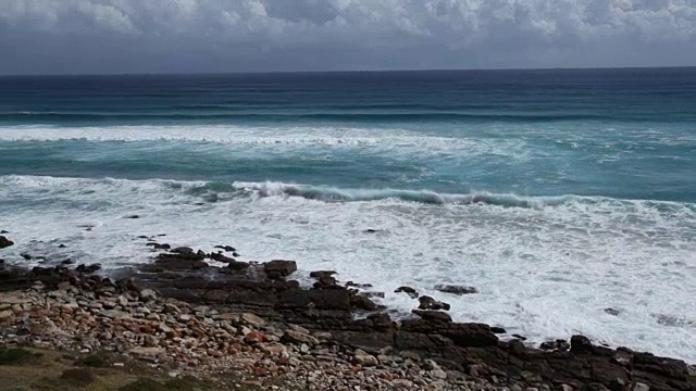 淘金拍的海浪拍打海岸，开普敦，南非视频素材