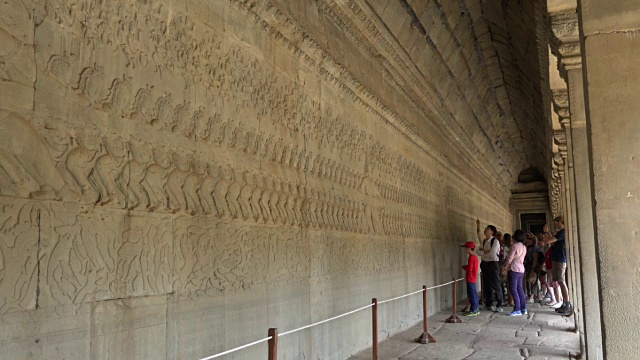 PAN /游客在吴哥窟寺庙欣赏浅浮雕视频下载