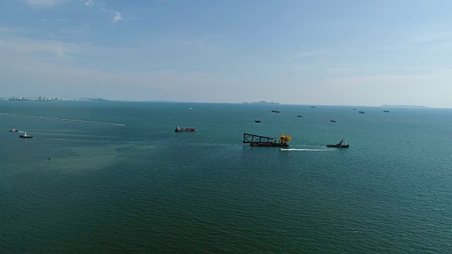 拖船装载海上石油钻井平台的鸟瞰图视频素材