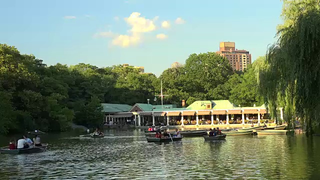 Loeb船屋餐厅和中央公园湖，纽约市视频素材