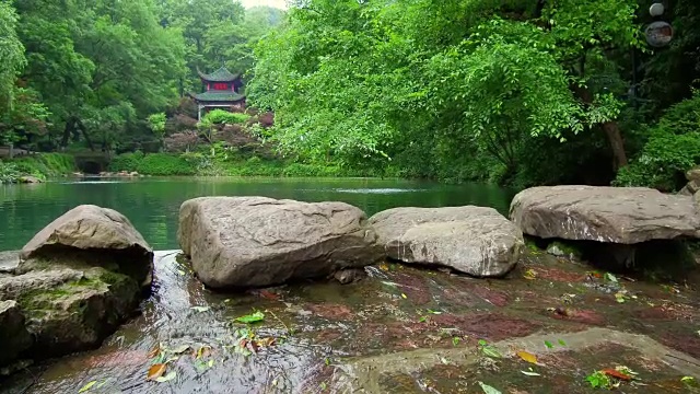 艾婉婷，位于中国湖南长沙岳麓山视频素材