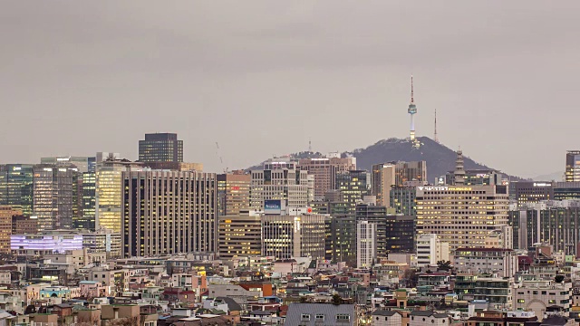 从白天到晚上的N首尔塔(旅游景点和首尔的著名地标)和钟楼视频素材