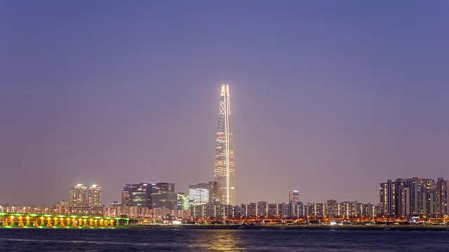 清damdaegyo大桥和乐天世界大厦(韩国最高建筑)的日夜景观视频素材