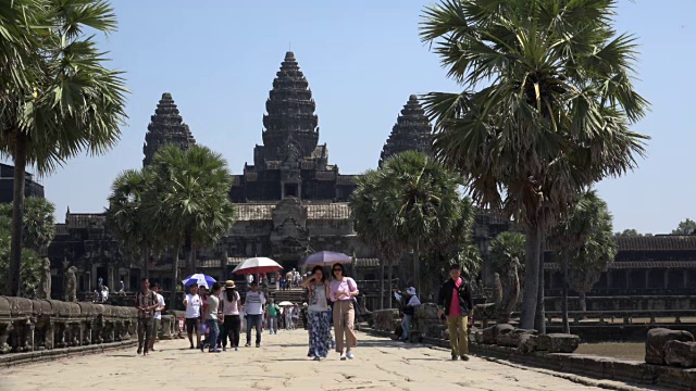 游客参观吴哥窟寺庙视频素材