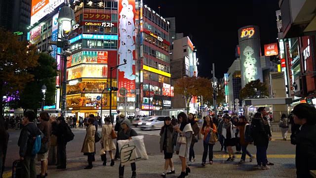 挤在日本东京涩谷的人群中视频素材