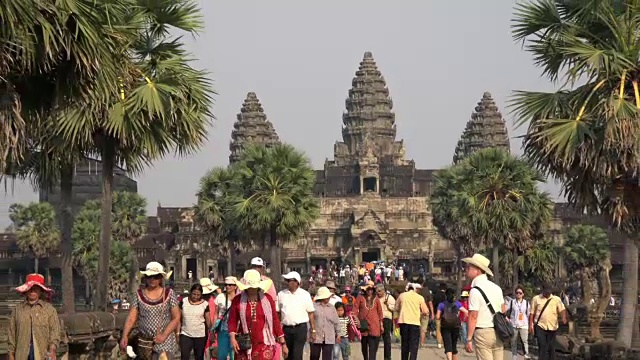 游客参观吴哥窟寺庙视频素材