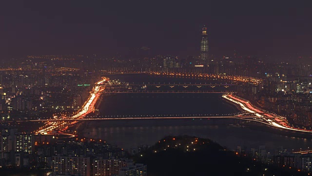 从白天到夜晚，首尔和乐天世界大厦(韩国最高的建筑之一)覆盖着细尘视频素材