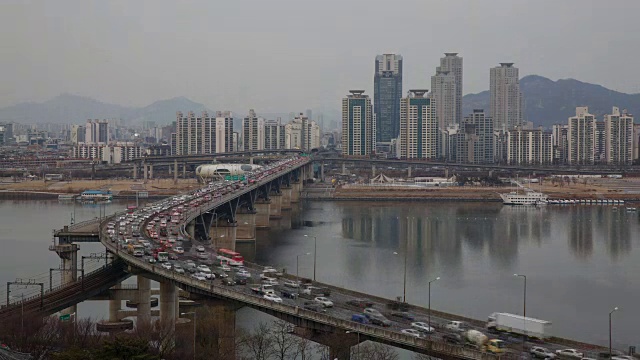 从白天到晚上，清潭大邱大桥和汉江上的交通景象视频素材