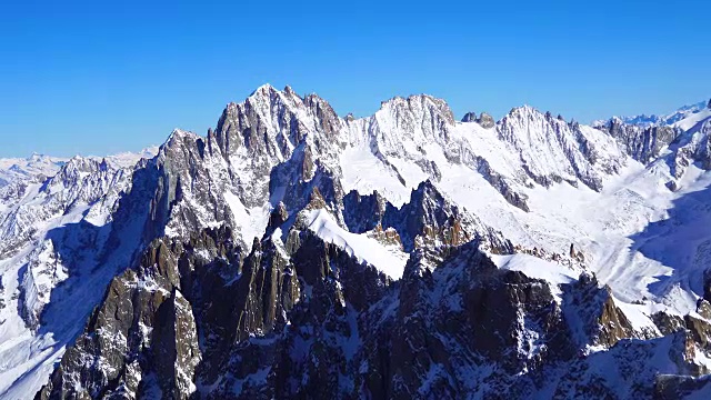 白雪皑皑的山峰(阿尔卑斯山最高的山峰)视频素材