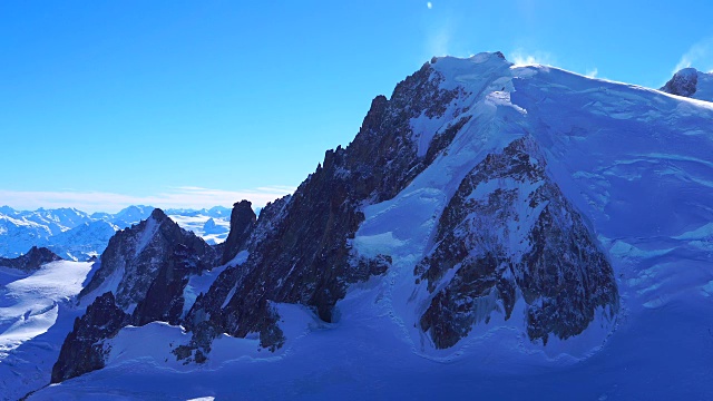 白雪皑皑的山峰(阿尔卑斯山最高的山峰)视频素材