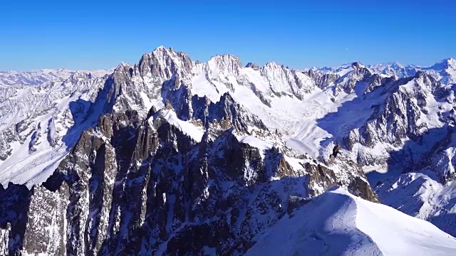 白雪皑皑的山峰(阿尔卑斯山最高的山峰)视频素材