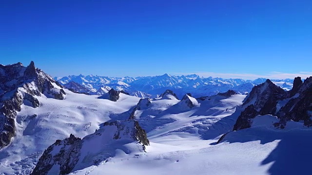 白雪皑皑的山峰(阿尔卑斯山最高的山峰)视频素材