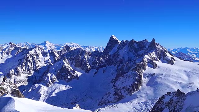 白雪皑皑的山峰(阿尔卑斯山最高的山峰)视频素材