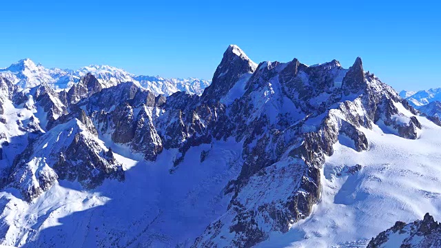 白雪皑皑的山峰(阿尔卑斯山最高的山峰)视频素材