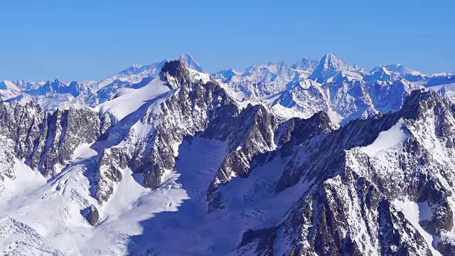 白雪皑皑的山峰(阿尔卑斯山最高的山峰)视频素材