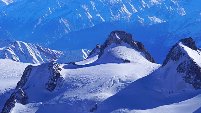 白雪皑皑的山峰(阿尔卑斯山最高的山峰)视频素材