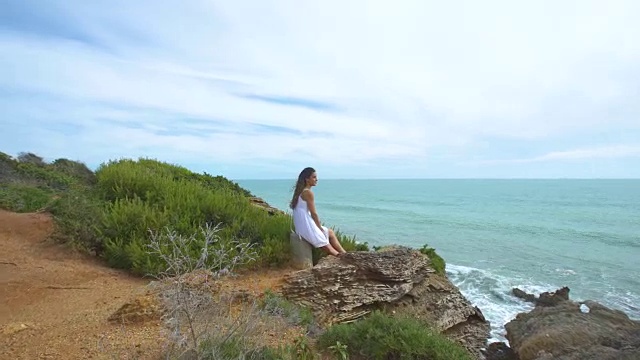 美丽的女人在大自然中独自举起双臂视频素材