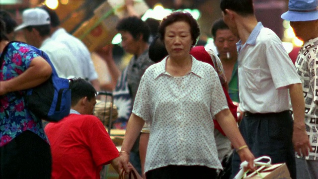 中景人群通过户外市场视频素材