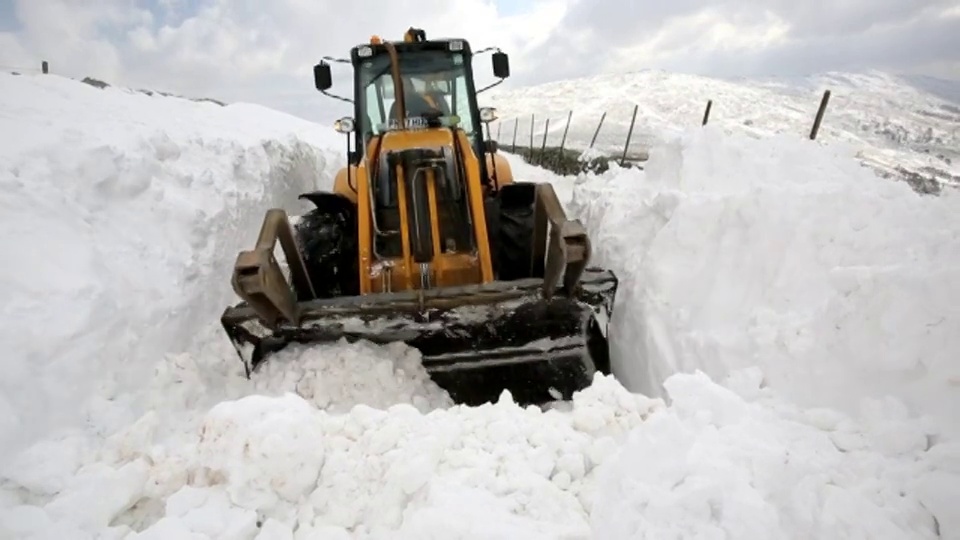 一名JCB医生试图在巨大的积雪中清理出一条路视频下载