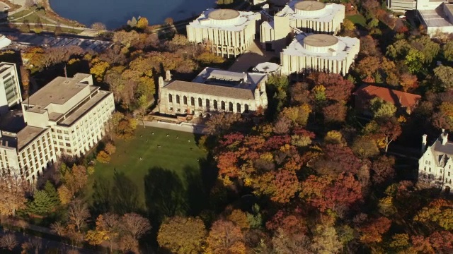 秋季，空中飞行在西北大学校园周围视频素材