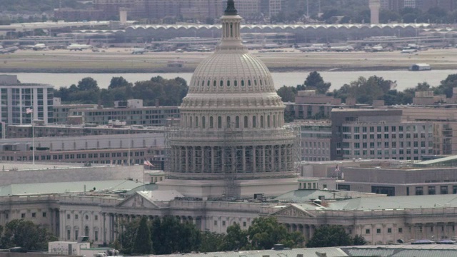 空中飞行美国国会大厦，华盛顿特区，白天视频素材