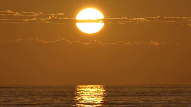 南非西海岸海面上金色的日出视频素材