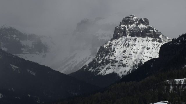 云在雪山前掠过。视频素材