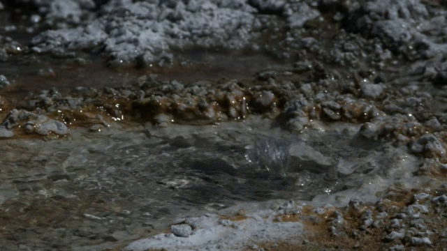 在间歇泉喷发时，水开始冒泡。视频素材