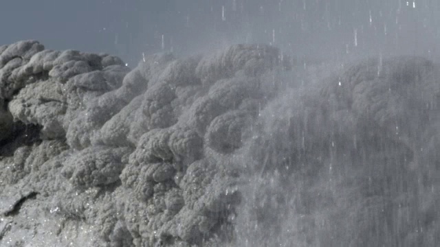 城堡间歇泉喷发时，水溅在烧结锥上。视频素材