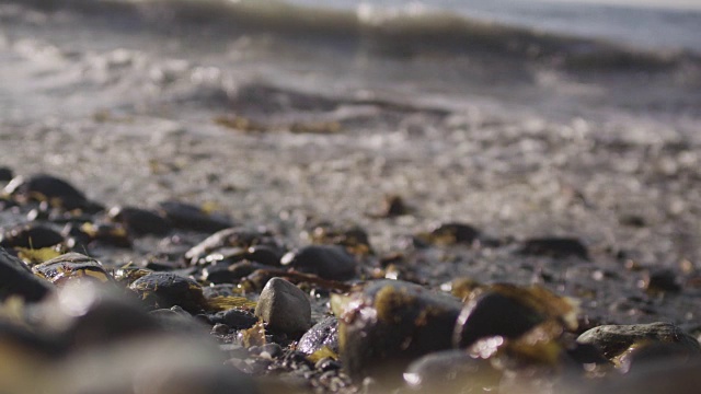 海浪撞击岩石海岸，慢镜头视频素材