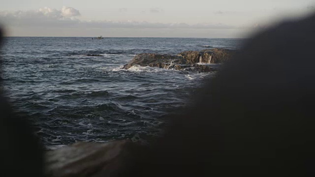 海浪冲击着俄勒冈州的岩石海滩视频素材