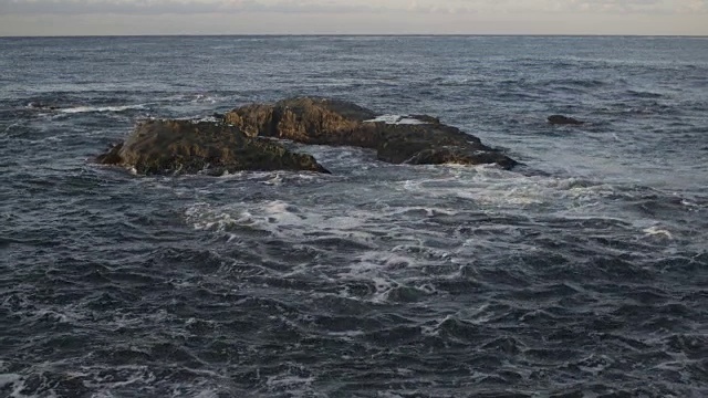 美丽的海浪撞击岩石视频素材