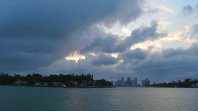 日落或黄昏时的迈阿密城市天际线。比斯坎湾游船观光。视点图像与50mm镜头。美国佛罗里达州视频素材