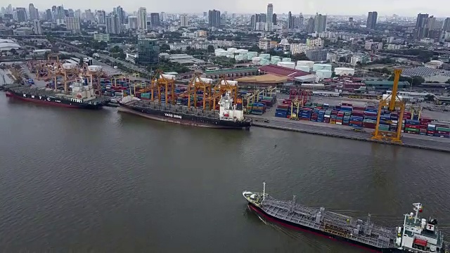 航拍曼谷商业港口的集装箱沿饶普拉雅河，泰国曼谷。视频素材