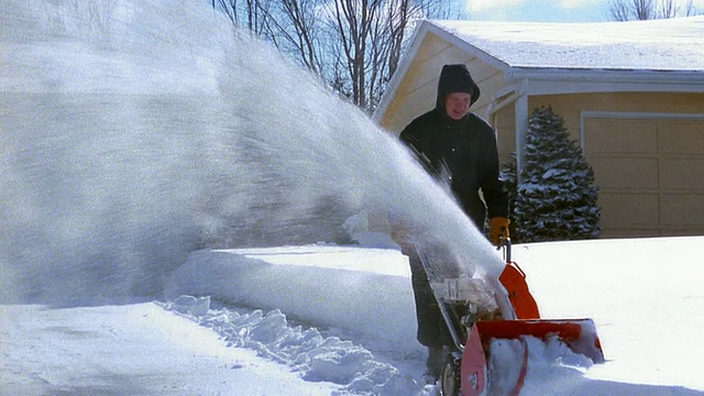 广角射手用吹雪机扫雪车道视频素材