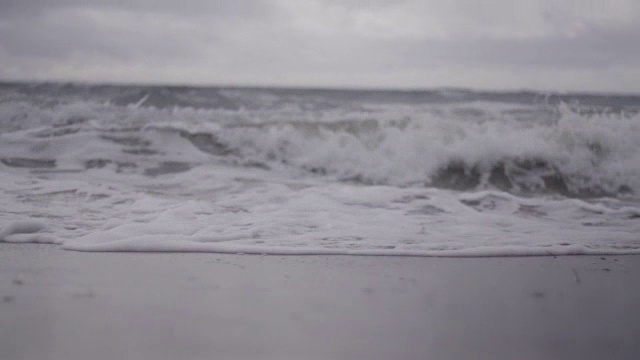 近景，海浪撞击在阴天的慢镜头视频素材