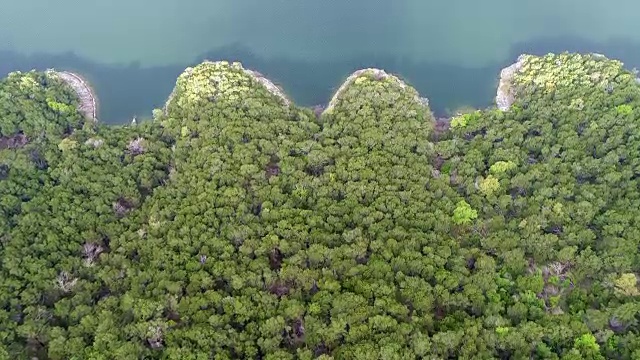 直线下降无人机角度天堂清澈的蓝色水的德克萨斯州丘陵国家视频素材