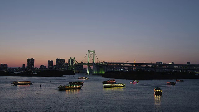 日本东京台场，东京湾上漂浮的船只视频素材