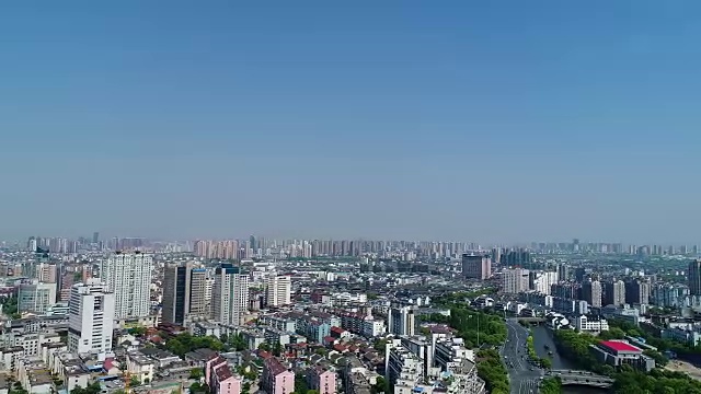 航拍的京杭大运河位于城市无锡段视频素材