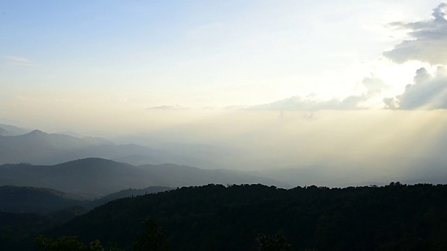 泰国土因他农国家公园的土因他农山的日落和云的风景。视频素材