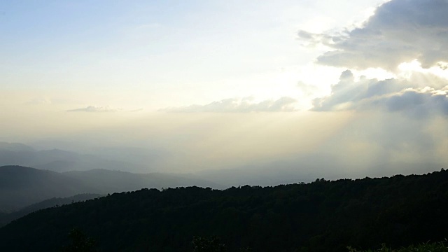 泰国土因他农国家公园的土因他农山的日落和云的风景。视频素材