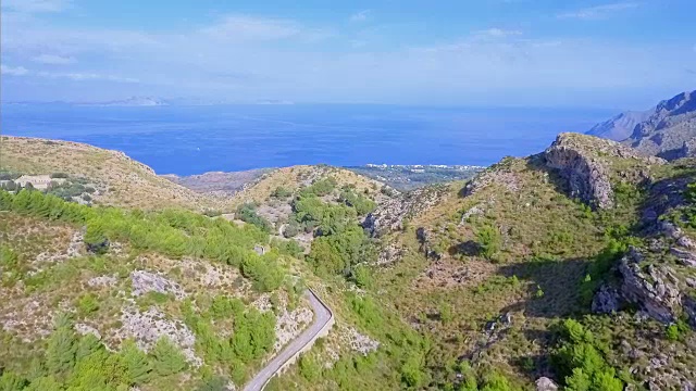 鸟瞰图岩石海岸附近的村庄Betlem在巴利阿里群岛北部海岸/西班牙视频素材