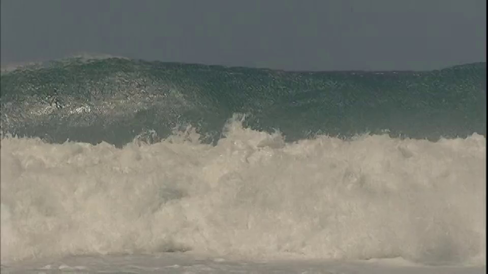 大海翻滚着波涛，翻腾着泡沫。视频素材