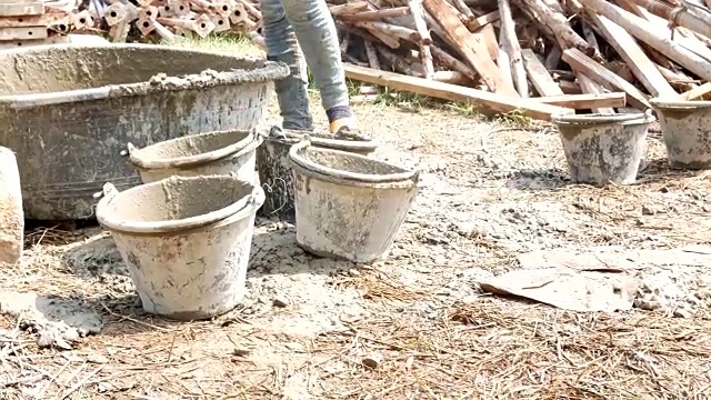 工人在建筑工地浇注水泥视频素材