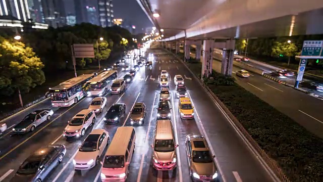 中国上海，人民广场夜间交通流的高角度视图视频素材