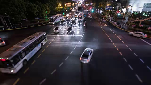 中国上海，人民广场夜间交通流的高角度视图视频素材